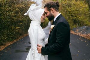 Brudpar star panna mot panna efter nikkah.