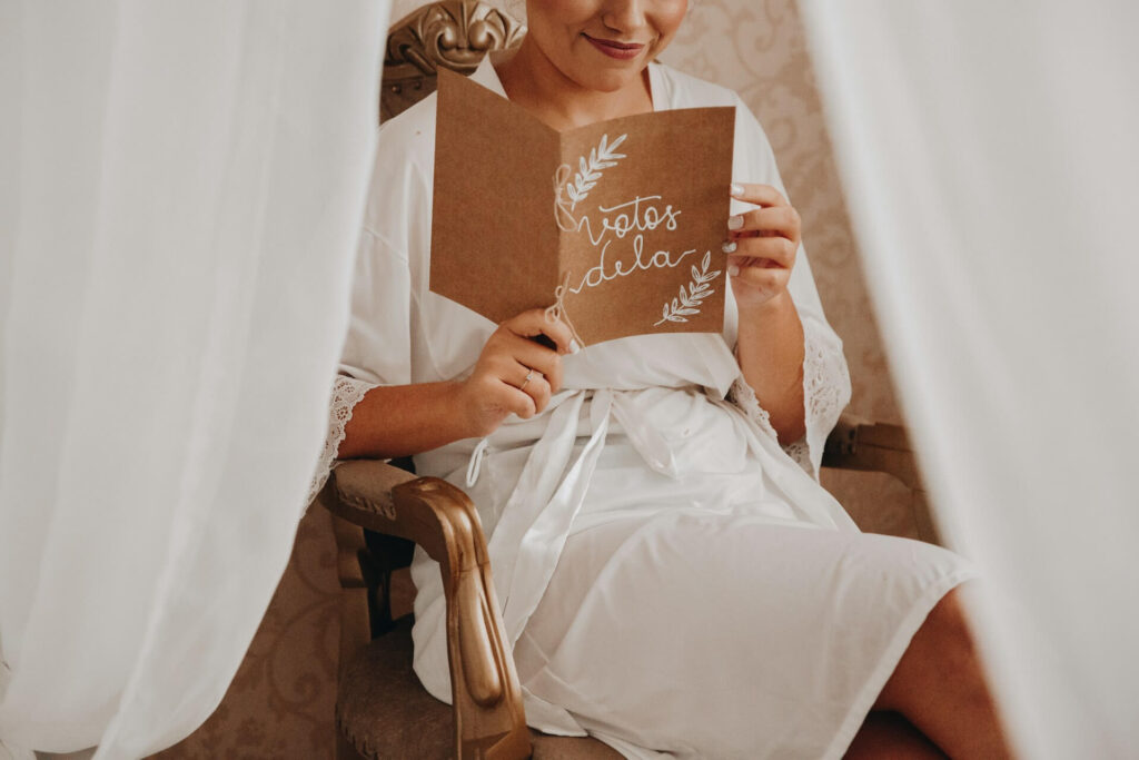 Brud sitter och laser ett brev under forberedelserna.