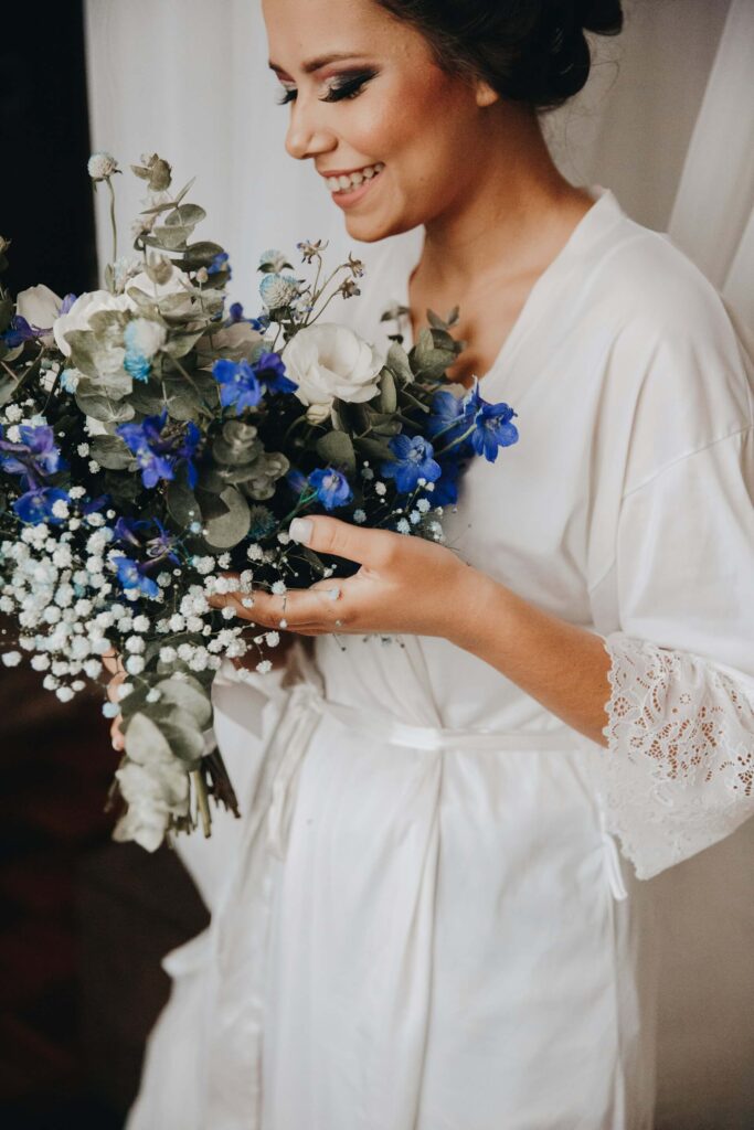 Brud ler medan hon haller sin brudbukett.