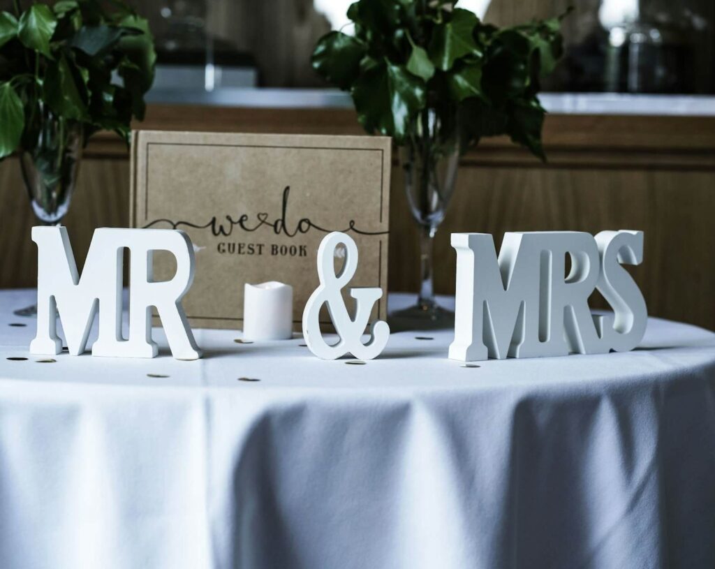 Dekoration med texten MR & MRS på vigselbord – bröllopsfotograf Malmö 1 timme