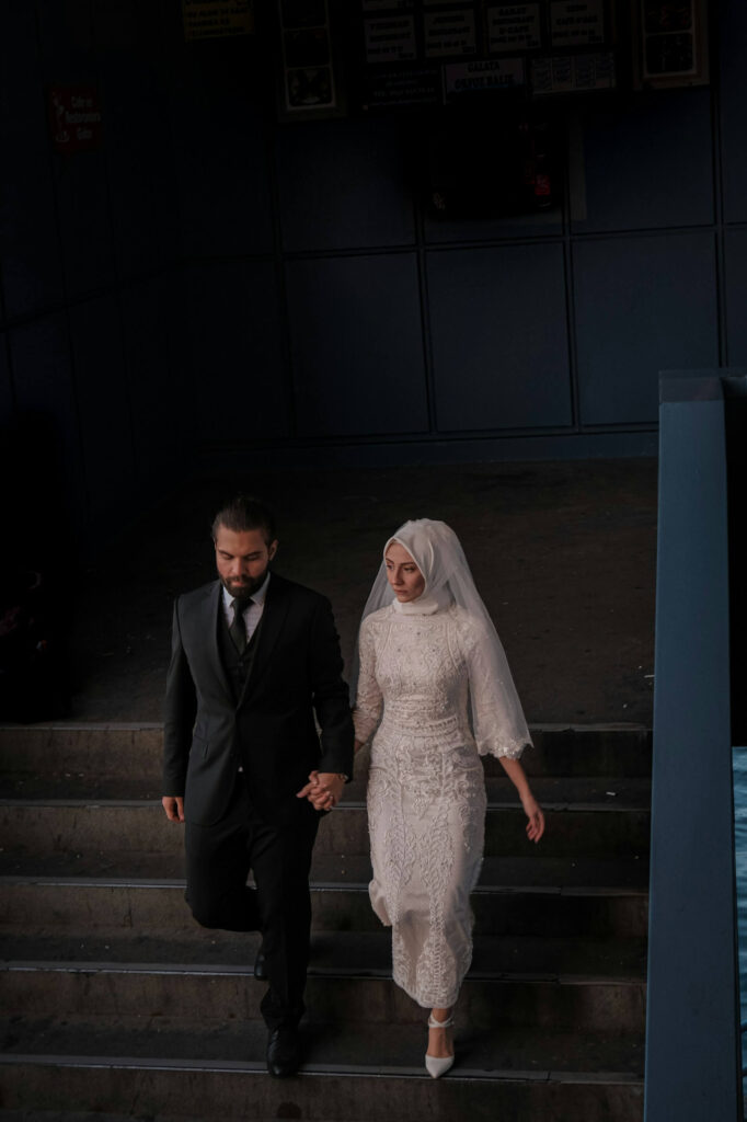 Brudpar håller varandra i handen efter nikkah.