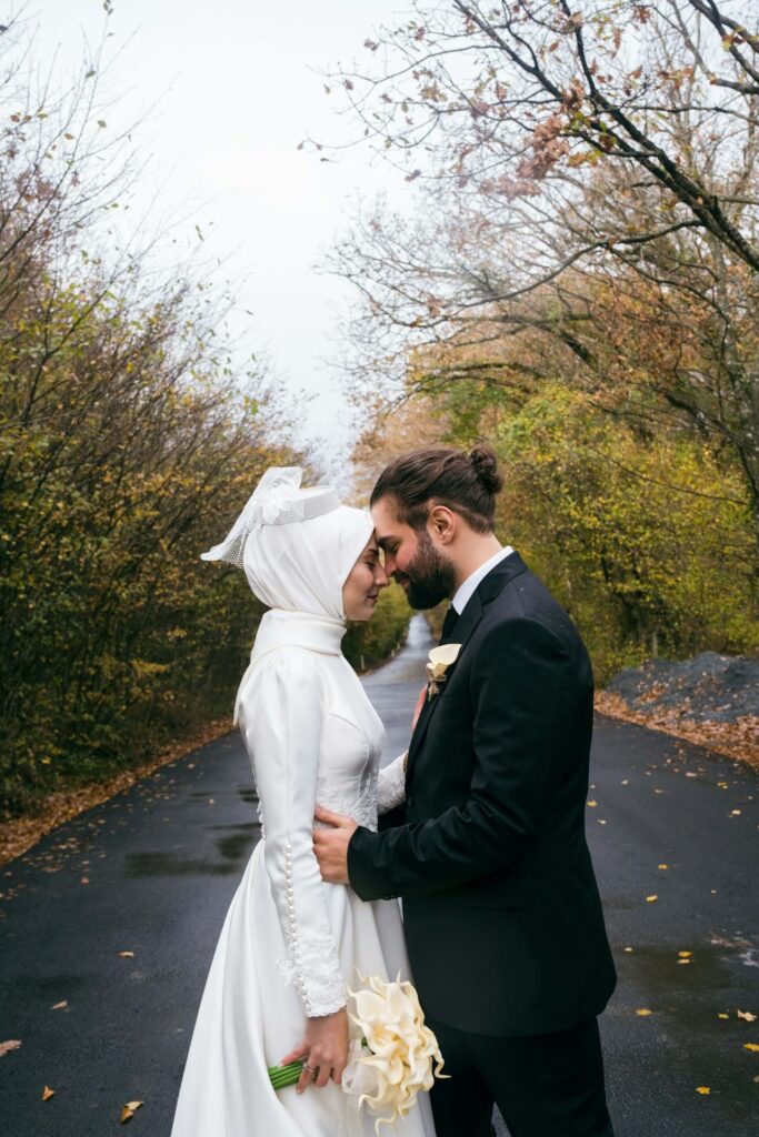 Brudpar star panna mot panna efter nikkah.