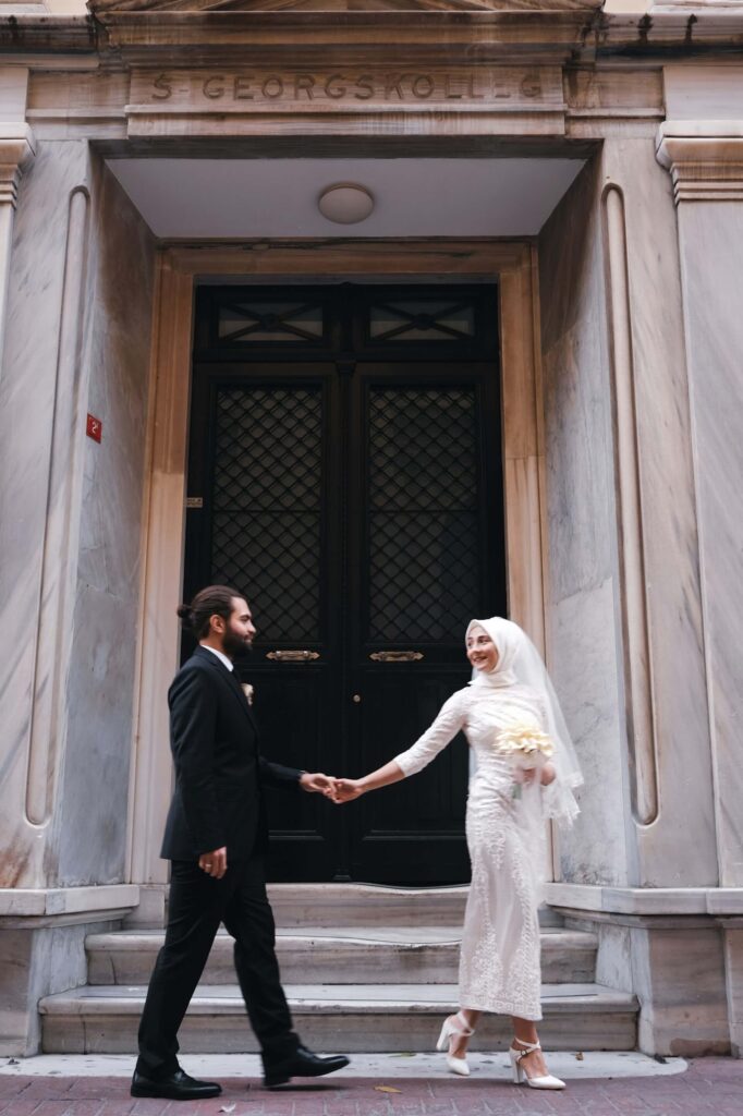 Brudpar håller varandra i handen efter nikkah.