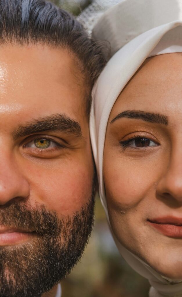 Närbild på brudpar under nikkah.