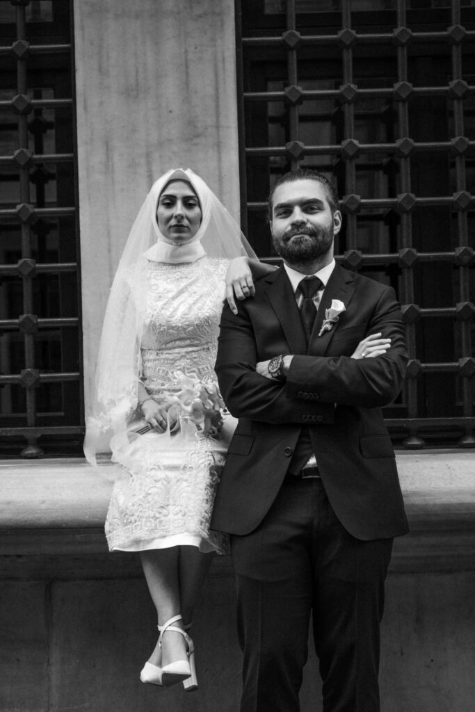 Svartvitt portratt av brudpar efter nikkah.