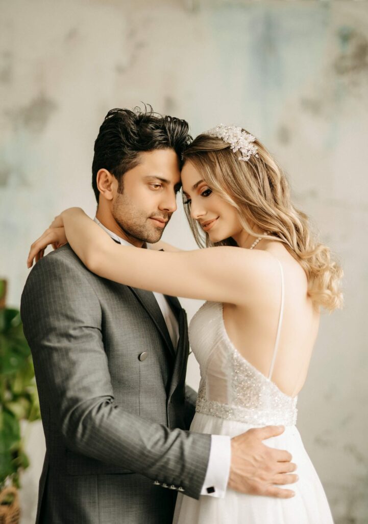 Närbild på brud och brudgum i romantisk omfamning