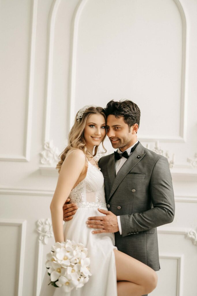 Nyvigda makar poserar i klassisk interiör i Stadshuset