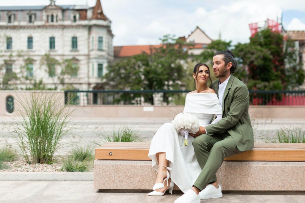 Brudpar sitter tillsammans i Malmö efter vigsel