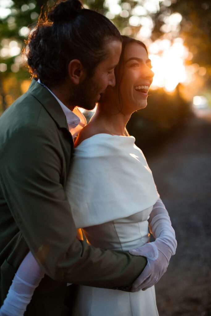 Brudpar i varmt kvällsljus efter vigsel