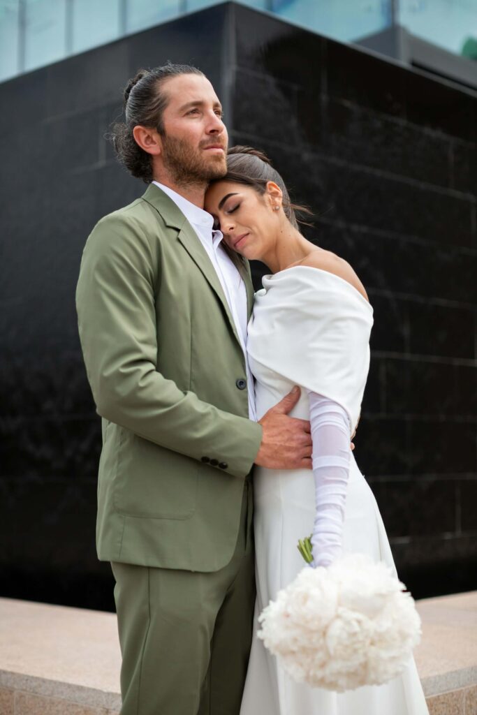 Brudpar håller om varandra efter vigsel i Malmö