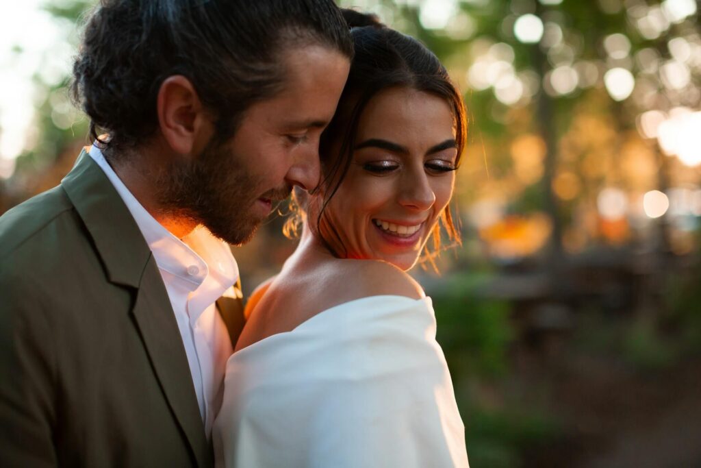 Närbild av brudpar under porträttfotografering