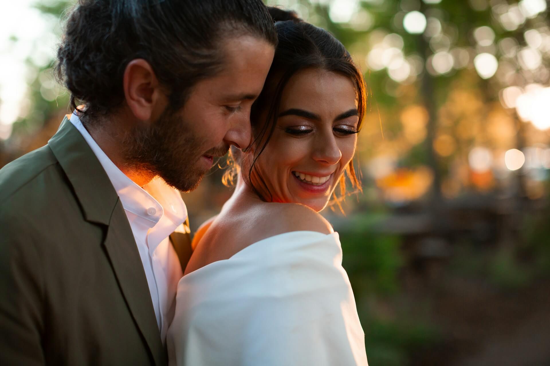 Närbild av brudpar under porträttfotografering