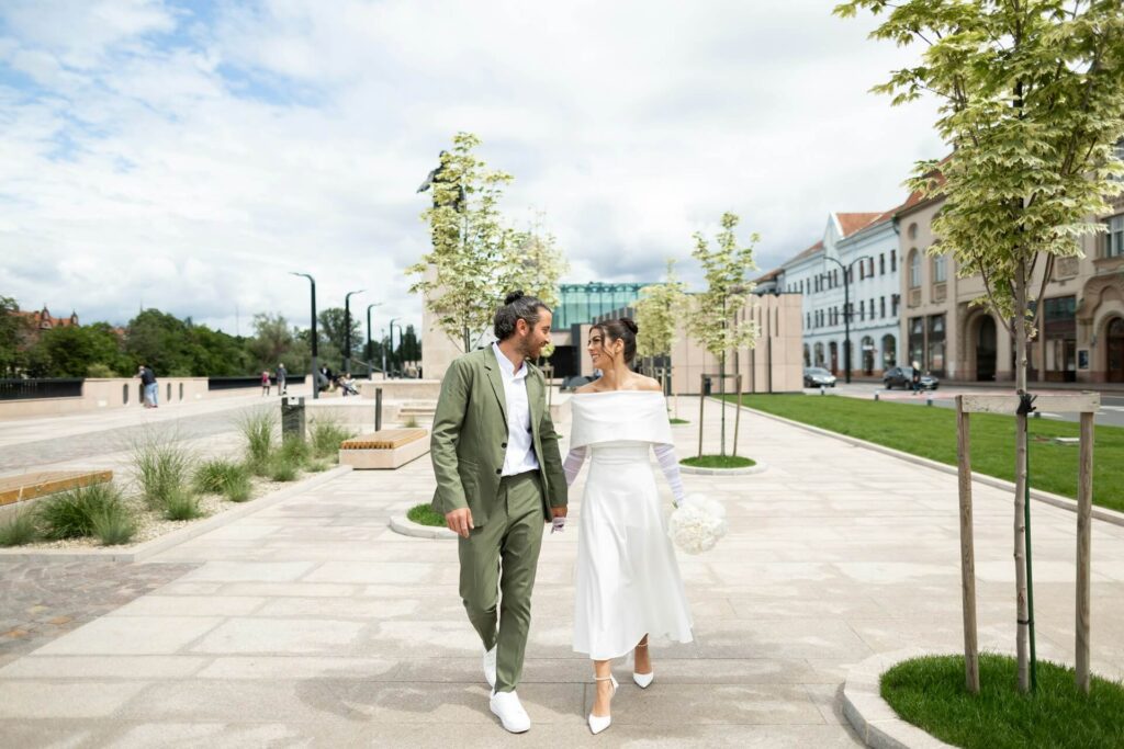 Brudpar promenerar tillsammans efter vigsel i Malmö