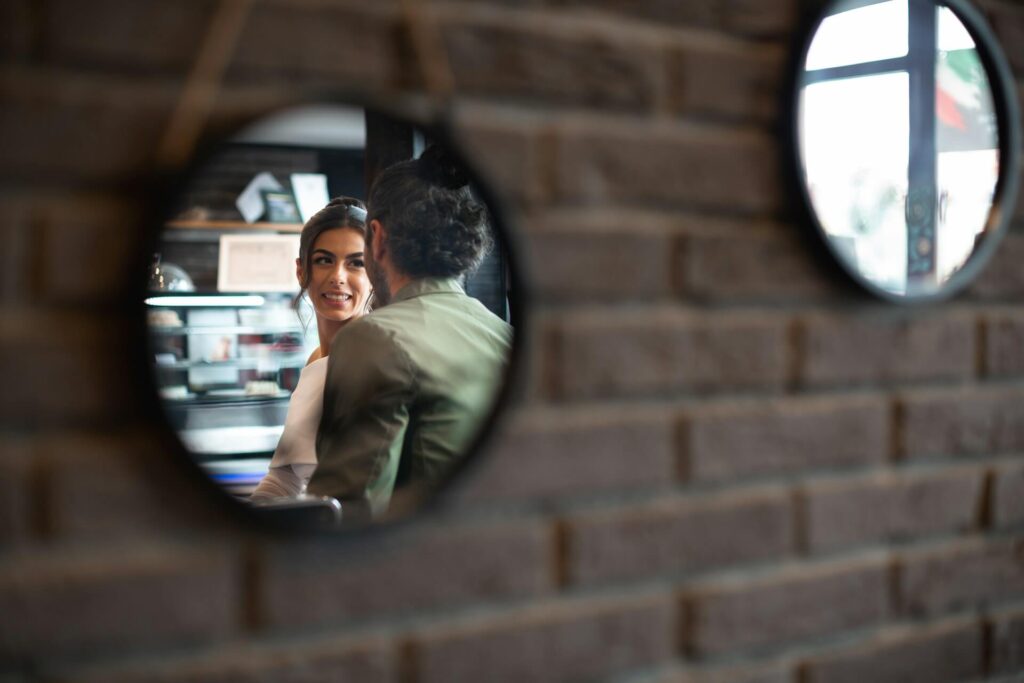 Brudpar speglas i spegel under paus efter vigsel