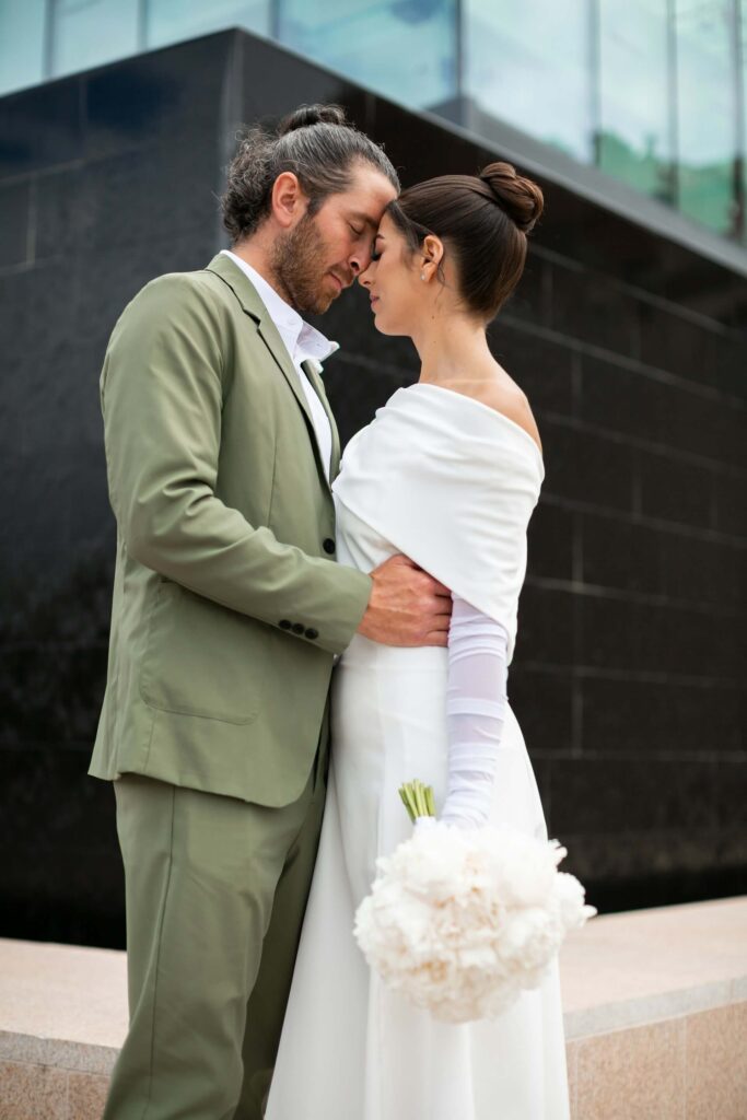 Romantiskt porträtt av brudpar i Malmö stad